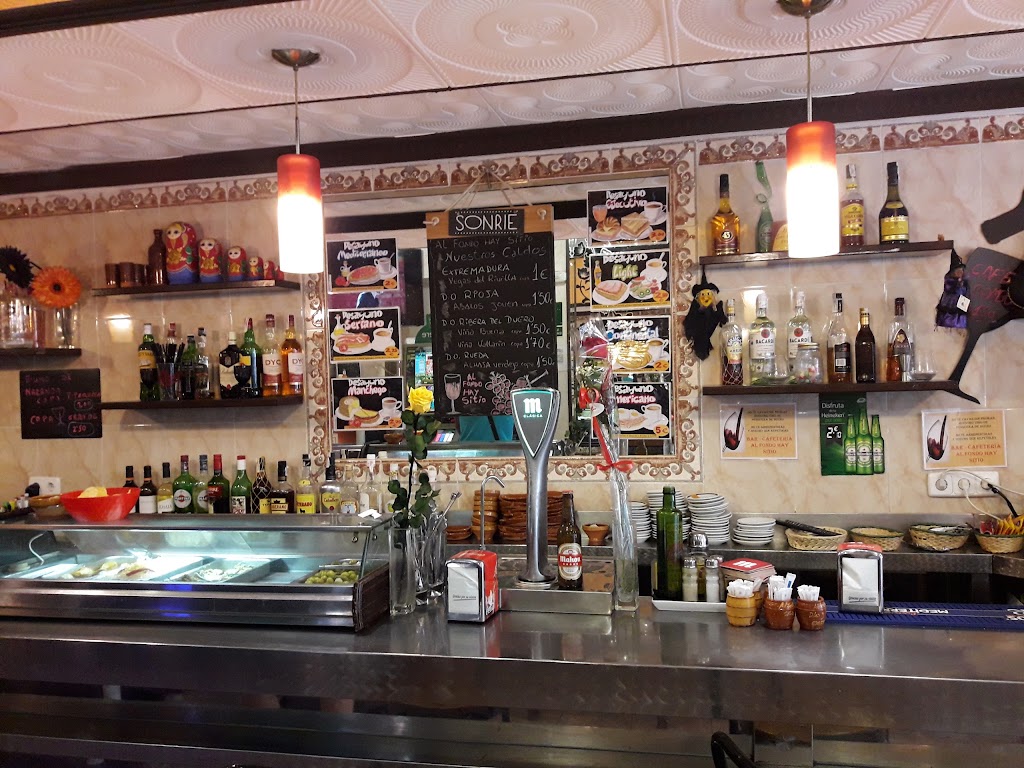 Bar Cafeteria Al Fondo Hay Sitio — Ambiente