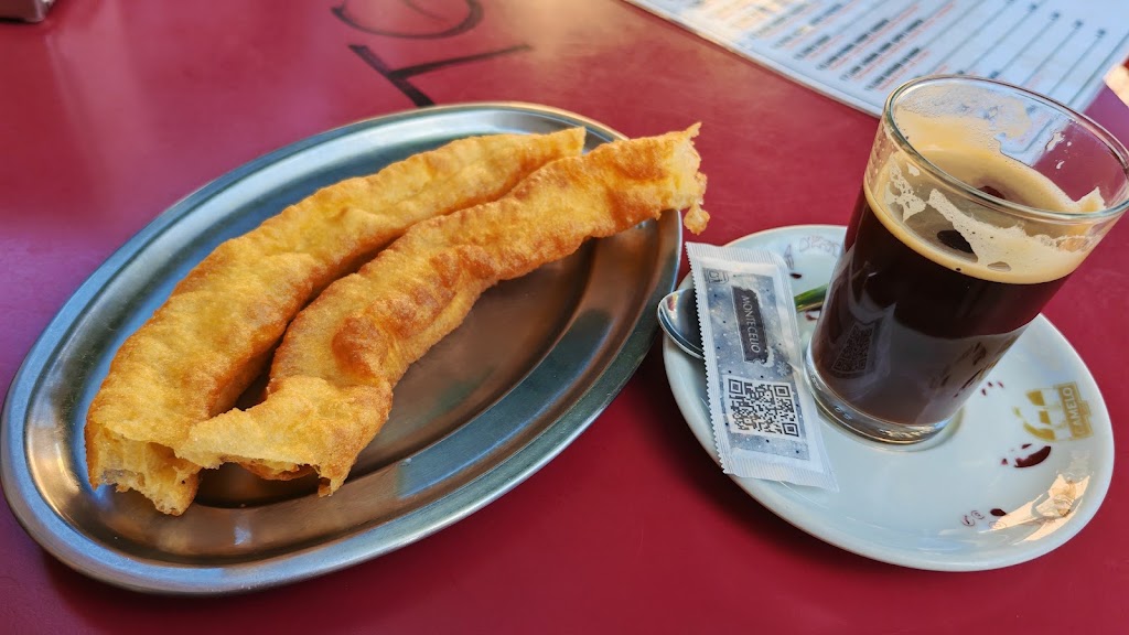 Bar Churreria El Molinillo II — Comida y bebida