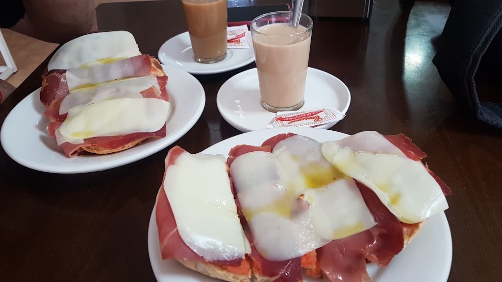 Bar Extremadura Desayunos — Comida y bebida