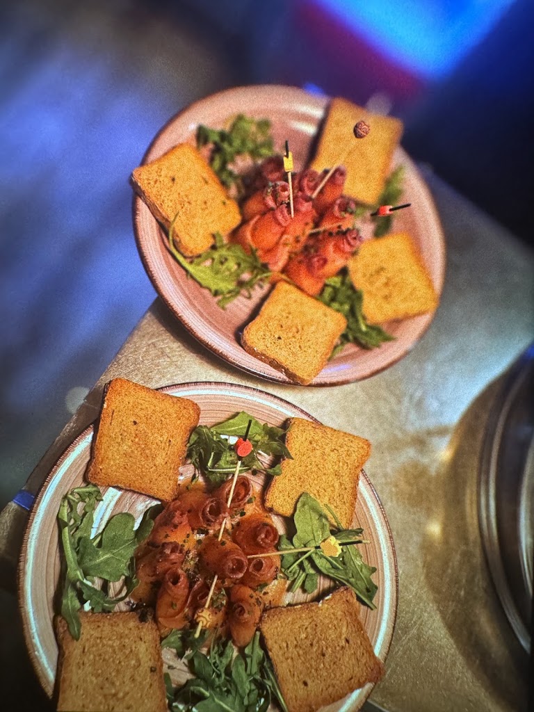 CAN JORDI GRILL — Comida y bebida