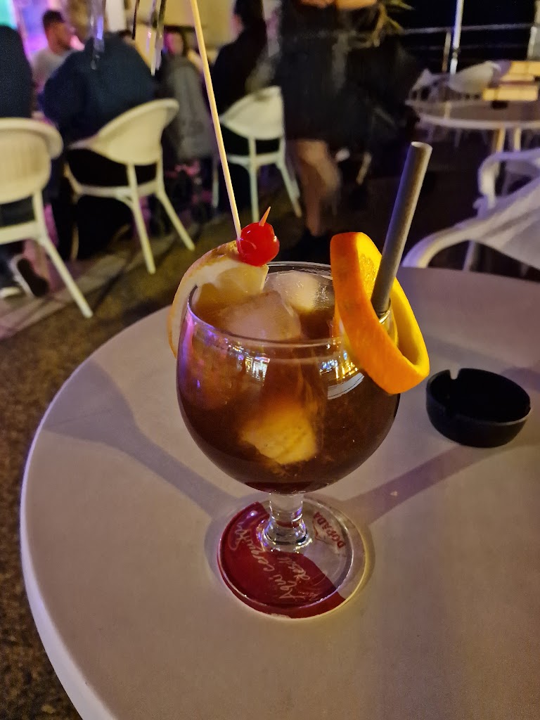 Cocteleria Golden Corner — Comida y bebida