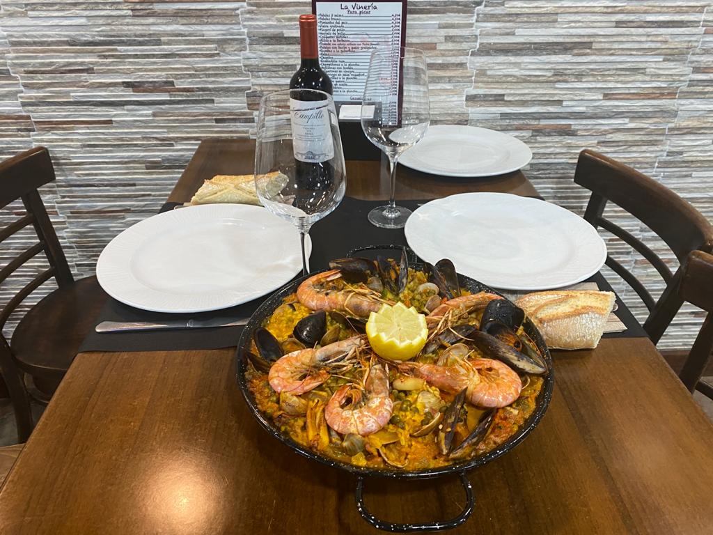 La Vineria — Comida y bebida