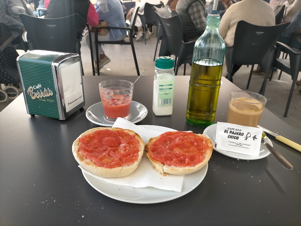 Cafe Bar El Pajaro Chico — Comida y bebida