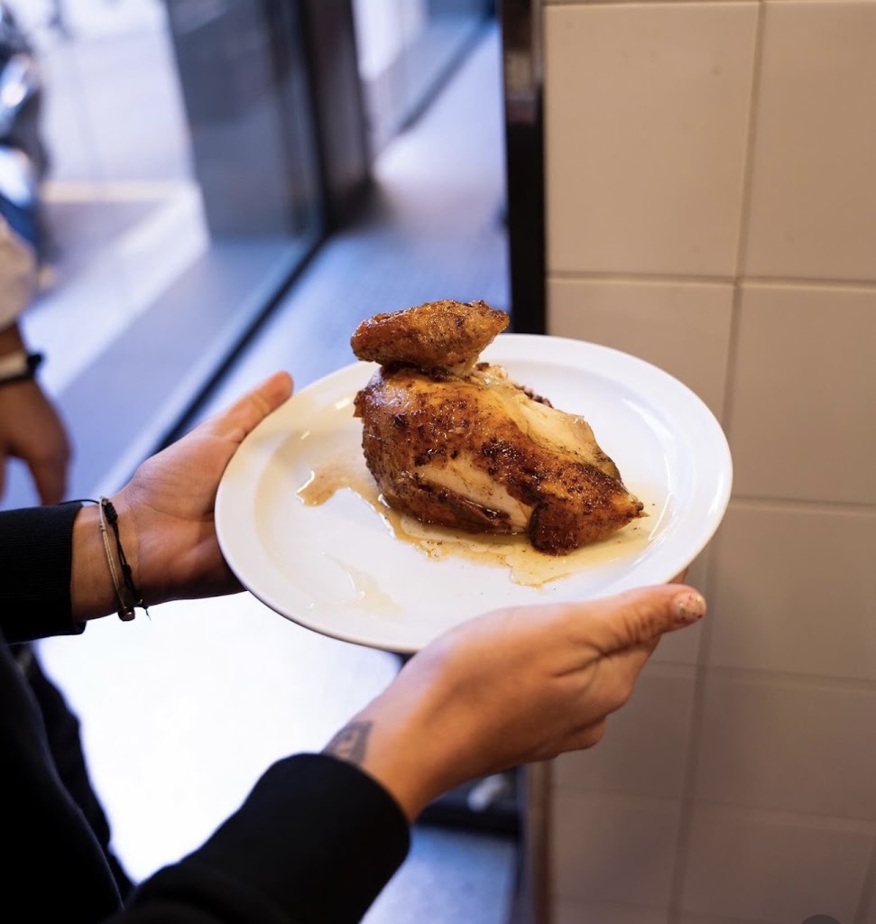 El Superpollo Restaurante — Comida y bebida