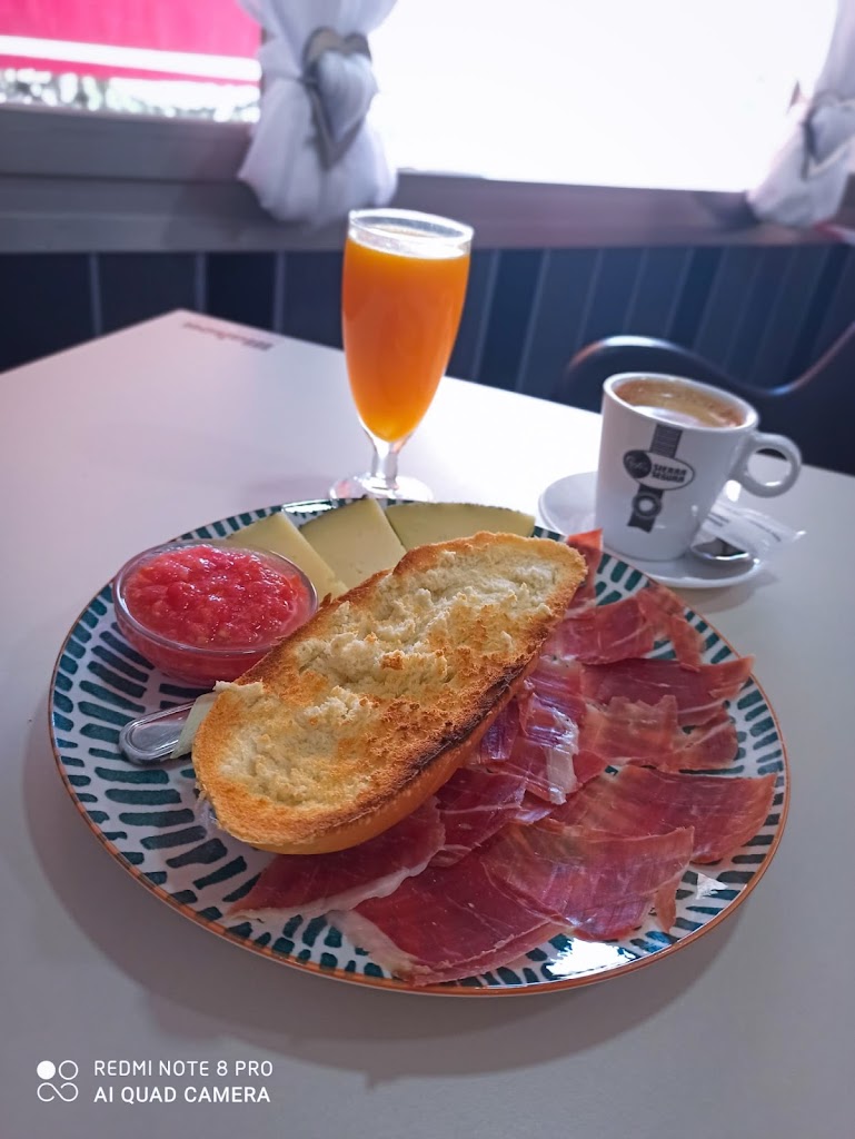 Cafe Bar Tejavana — Comida y bebida