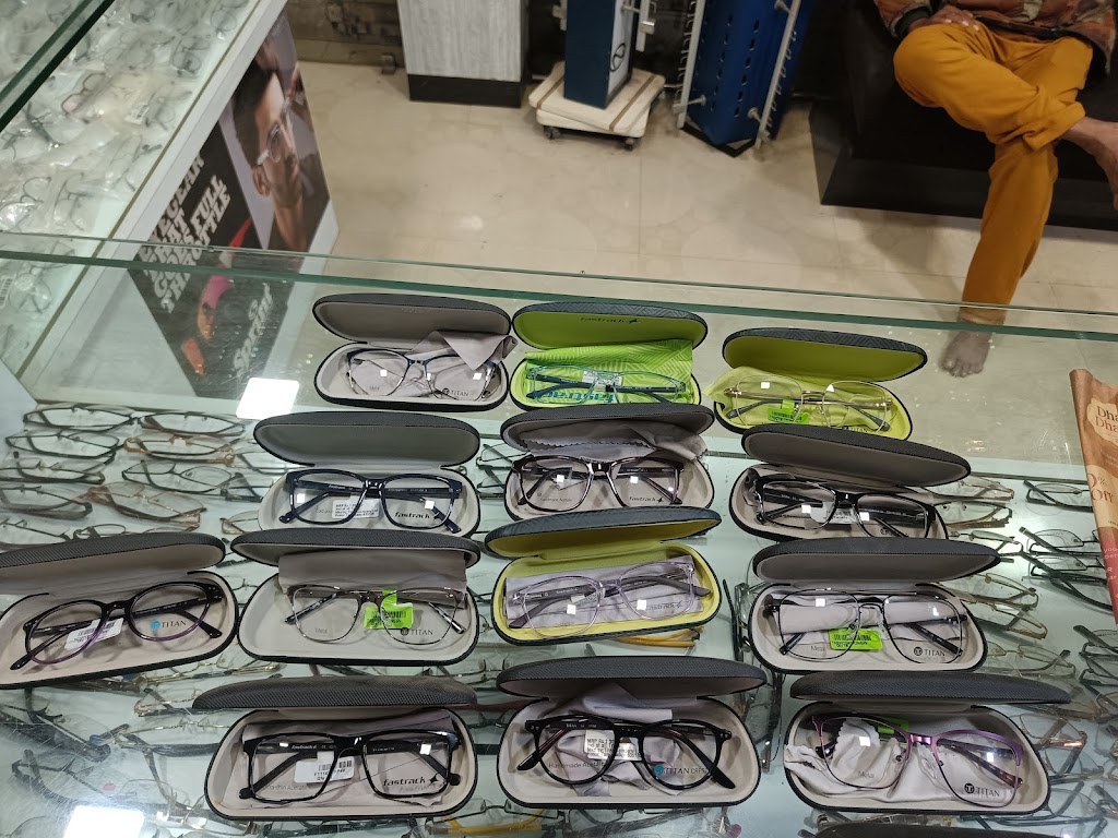 Nayanika Opticals Eye Testing