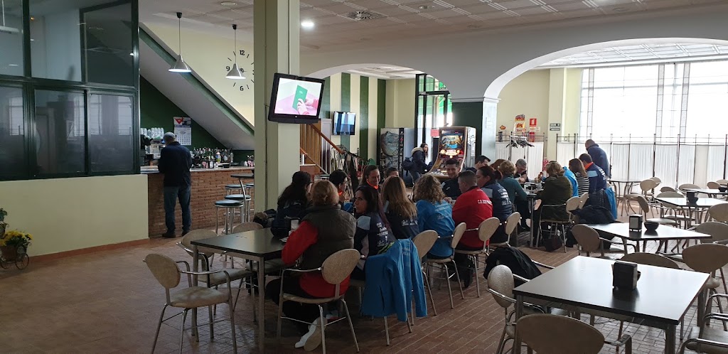 Cafe Bar Uno + — Ambiente