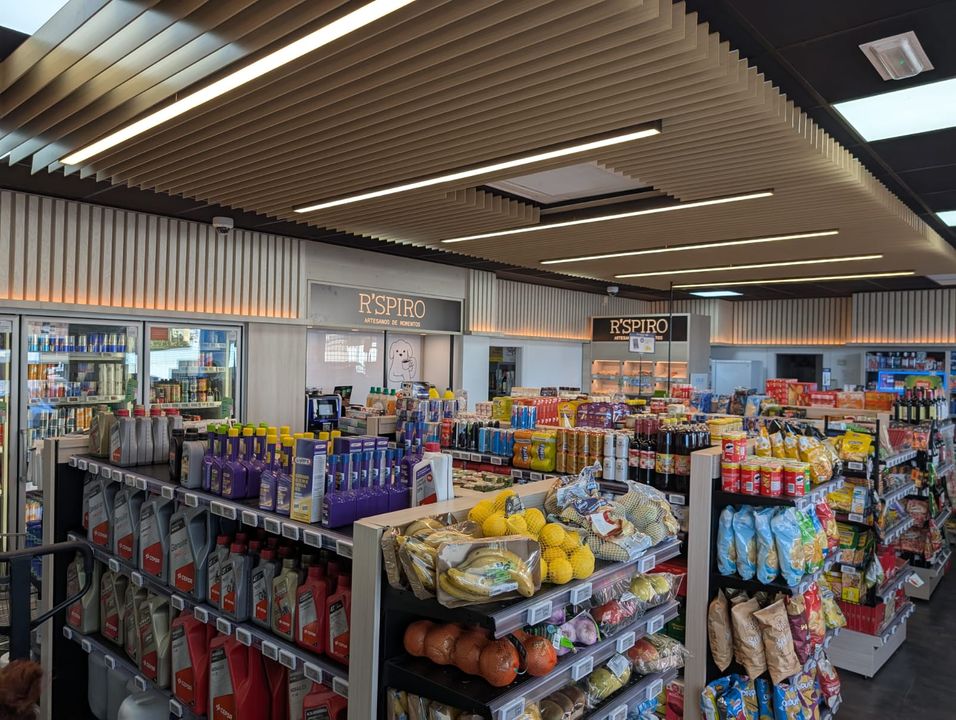 Estacion de servicio Moeve, antes Cepsa — Interior