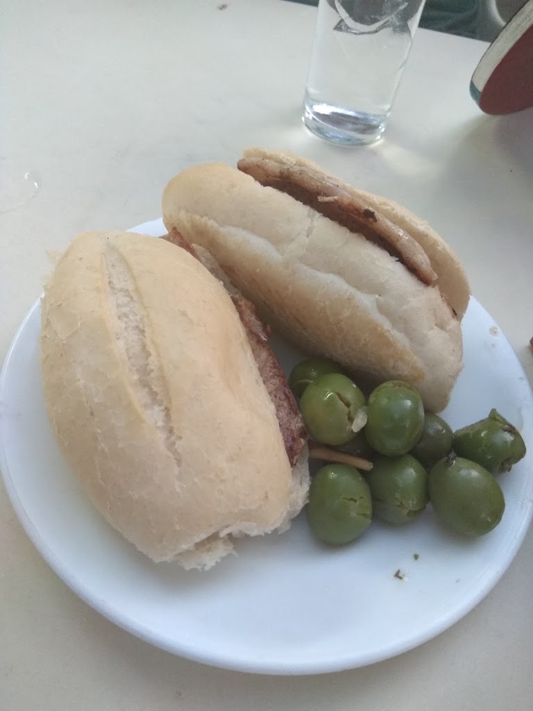 Los Tres Faroles — Comida y bebida