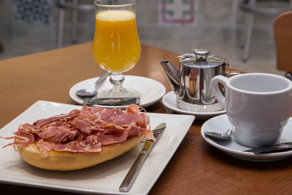 Hostal Los Llanos — Comida y bebida