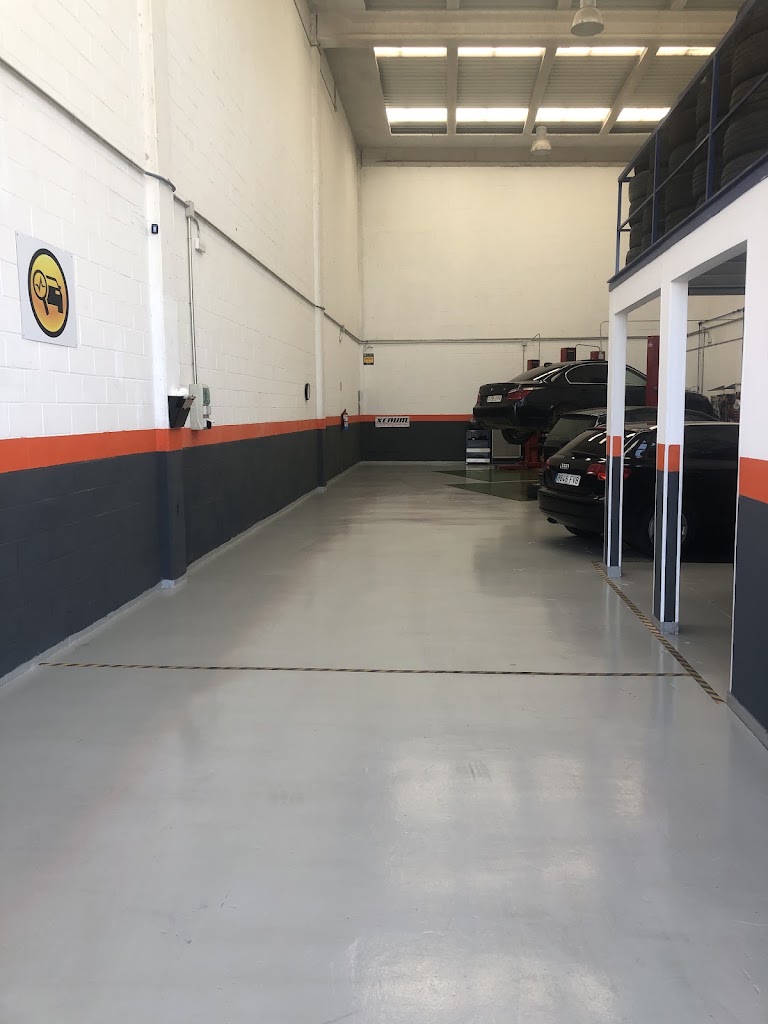 Centro Automotriz Camargo — Interior