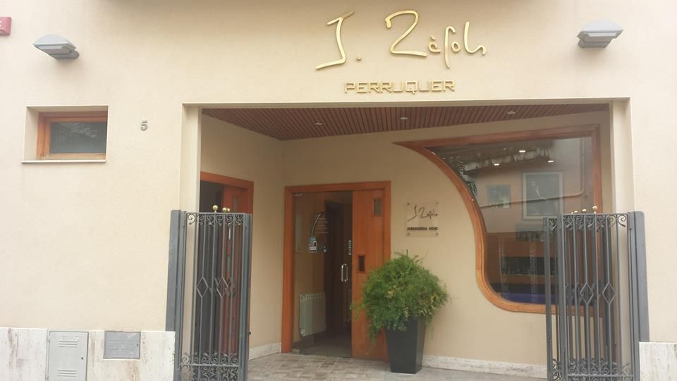 J. Rafols Perruquers | Peluqueria de hombre en El Vendrell — Exterior
