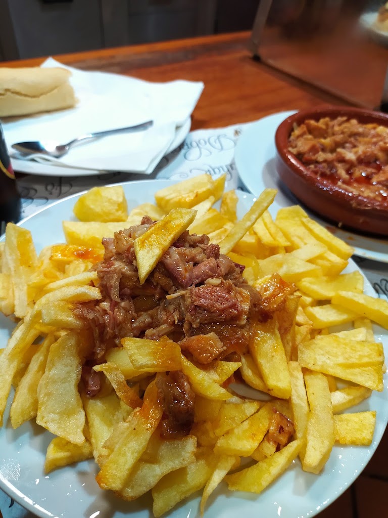 Cafe-Bar Jota L 28 — Comida y bebida