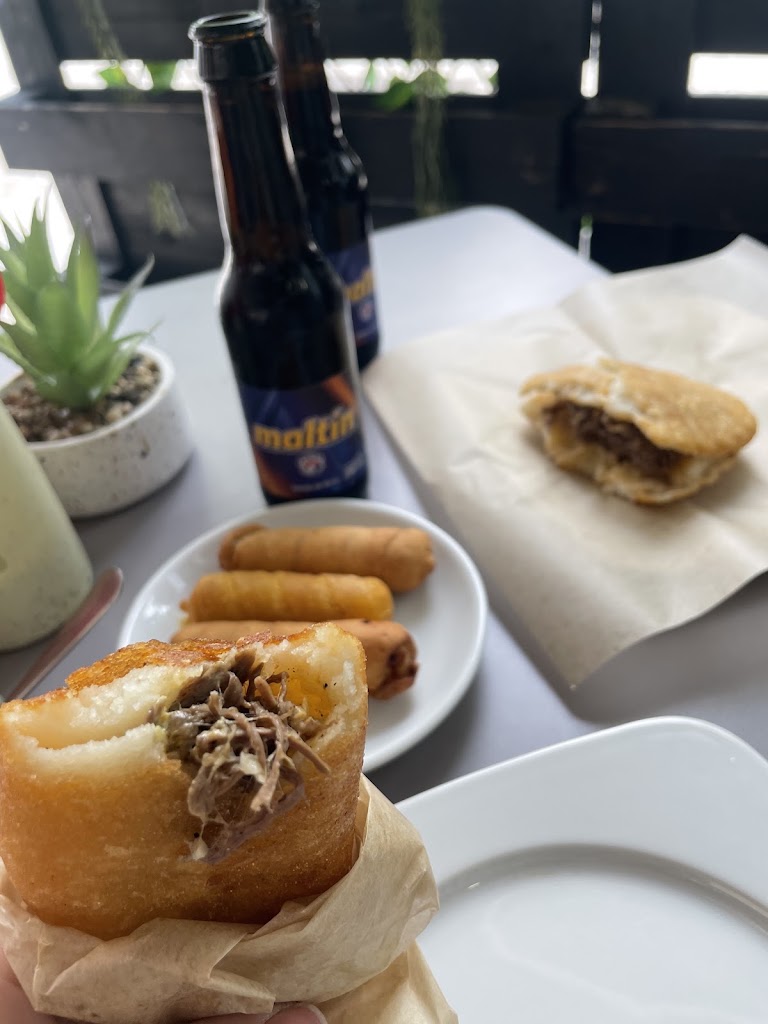 Venezziola Cafe-Bar — Comida y bebida