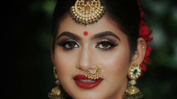 Cut N Crease Luxe International Ladies Salon