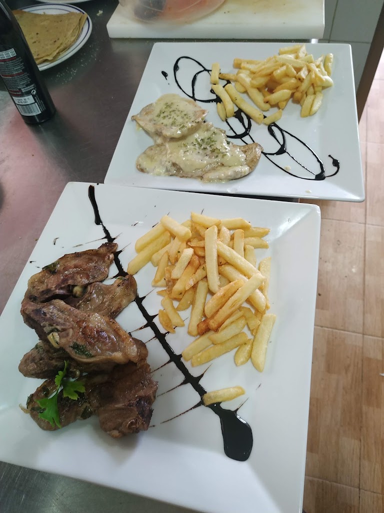 Los Tres Cafe Restaurante — Comida y bebida