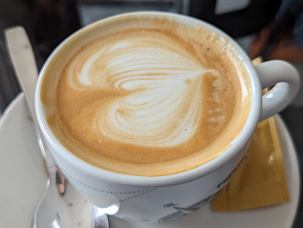 Cafe Megos Bar — Capuchino
