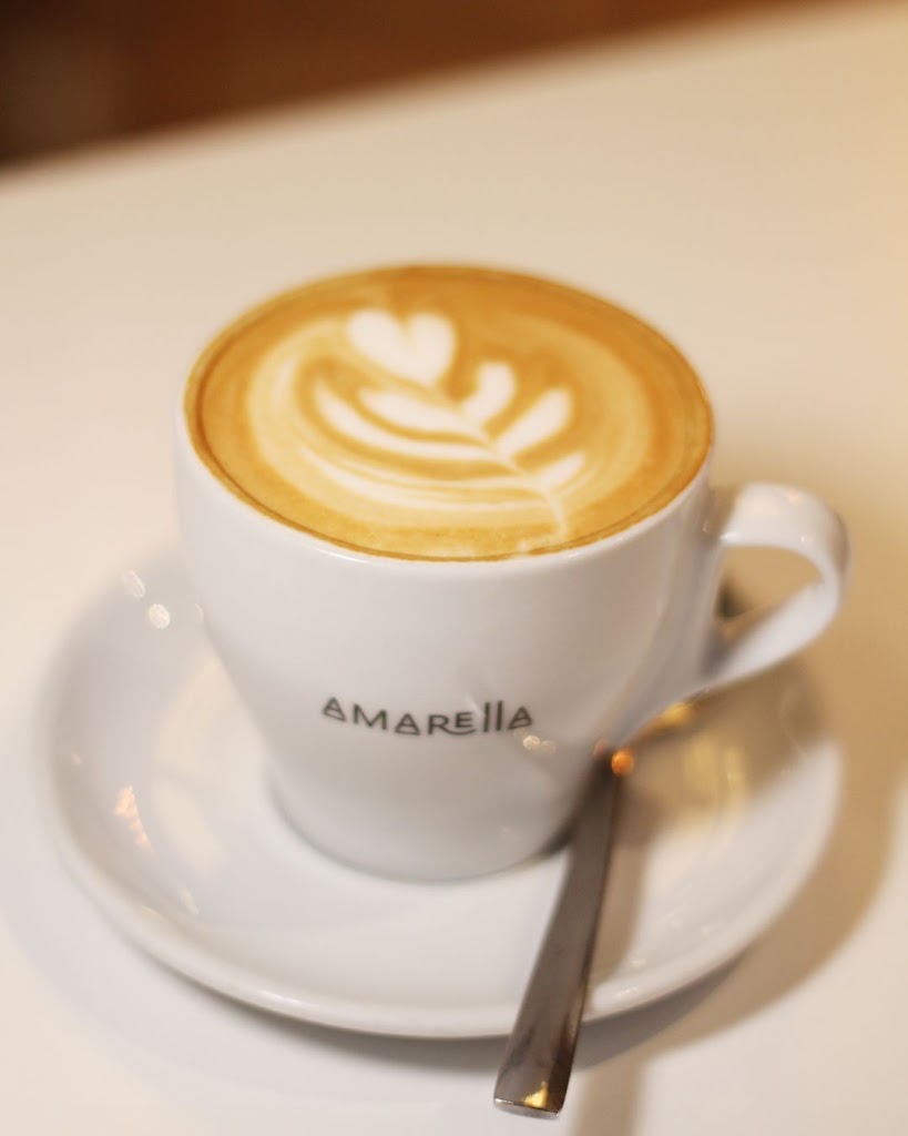 Amarella Cafe & Bistro — Comida y bebida