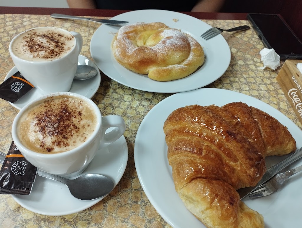 Horno Pasteleria Pizarro — Comida y bebida