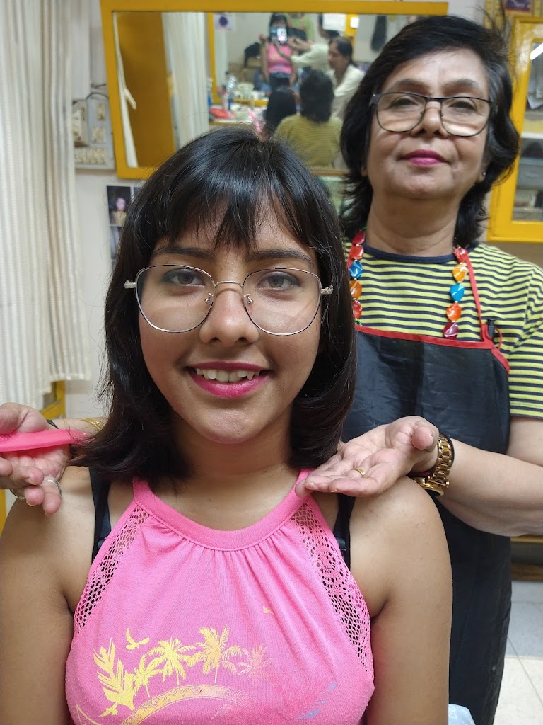 La Femme Hair Beauty Care 114 Sardar Shoping Centre Shaktinath Bharuch