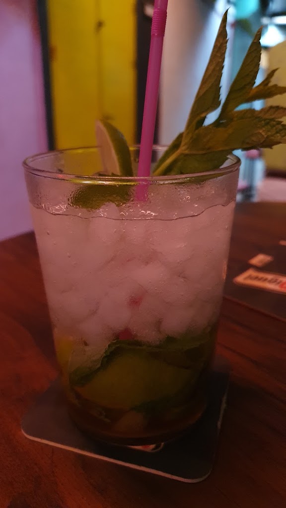 Chessas Bar — Comida y bebida