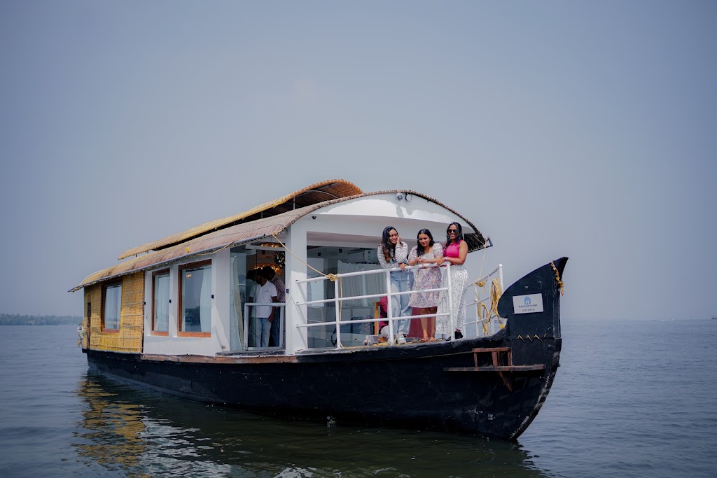Mayooram Cruises Best Luxury Houseboat In Alleppey Alleppey Houseboat Alleppey Boathouse Houseboat Booking