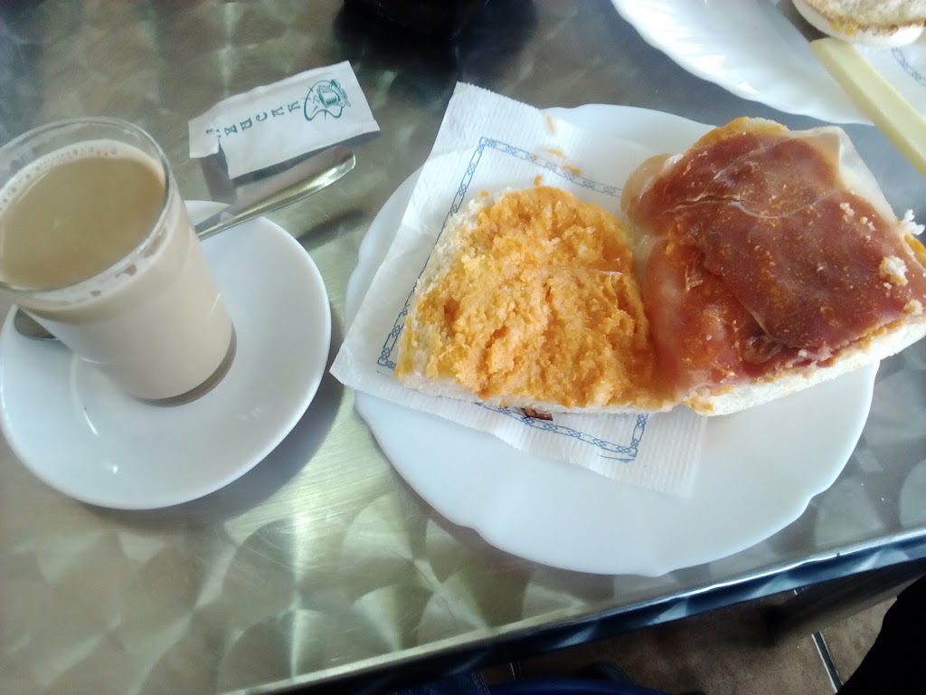 Bar El Edificio — Comida y bebida