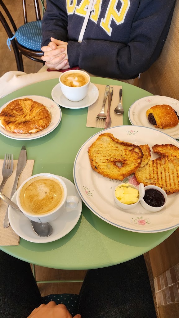 Nana's — Cafe