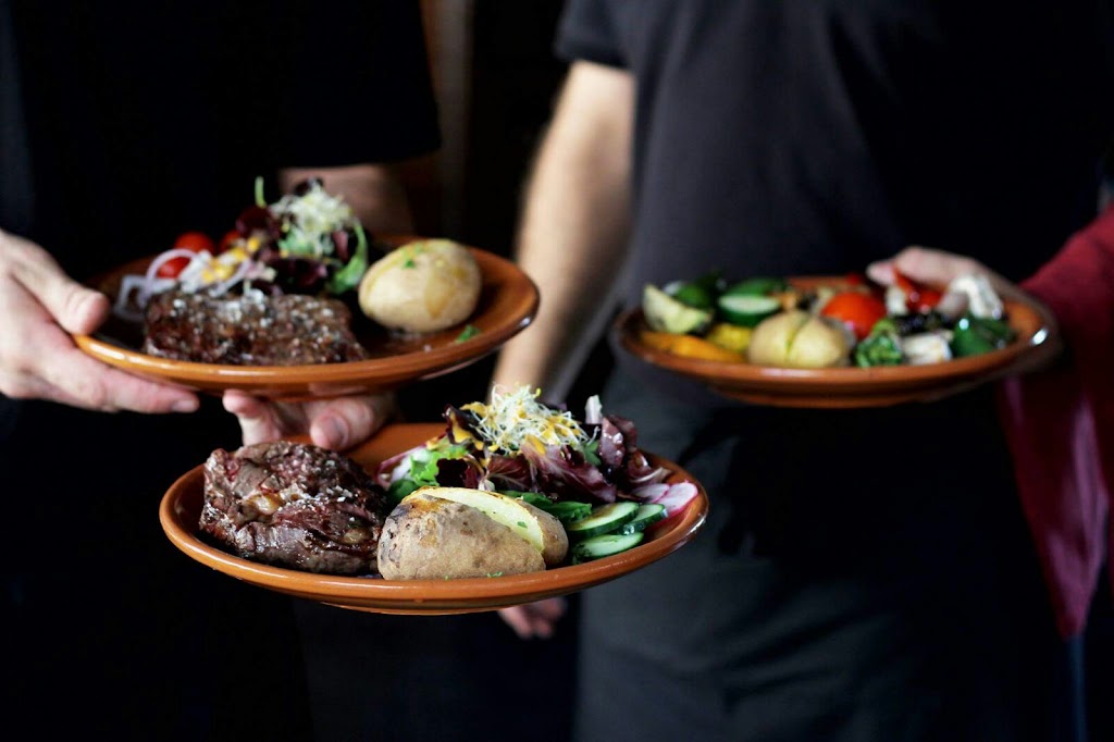 Rocca Grill Restaurant — Comida y bebida