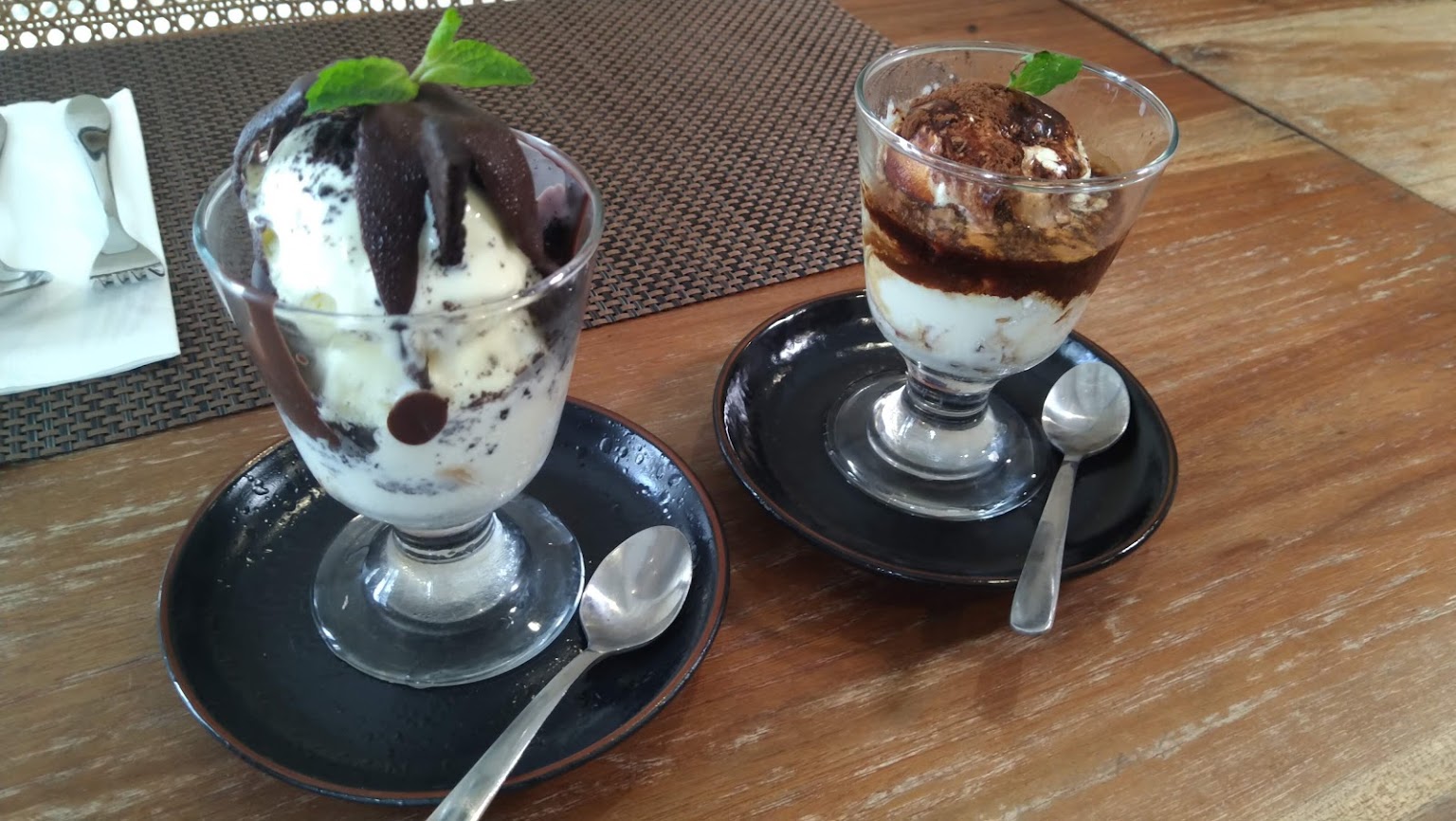 mau icipin ice cream pake oreo atau taburan kopi?