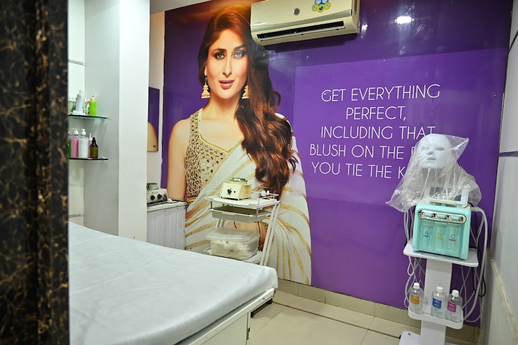 Naturals Salon Unisex Hair Style Salon Beauty Parlour Hair Salon Bridal Makeup In West Marredpally