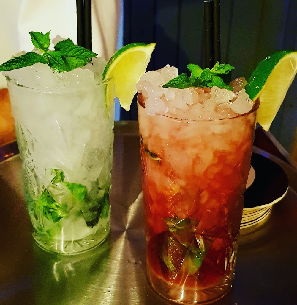 El mana lounge bar — Comida y bebida
