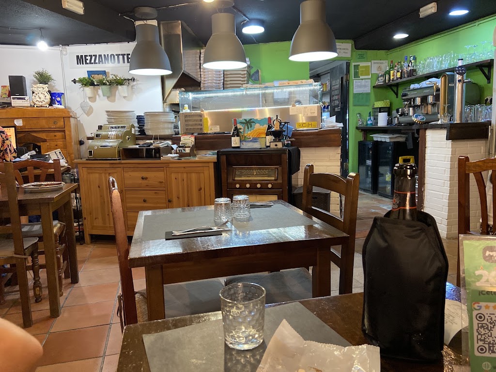 Pizzeria Mezzanotte — Ambiente