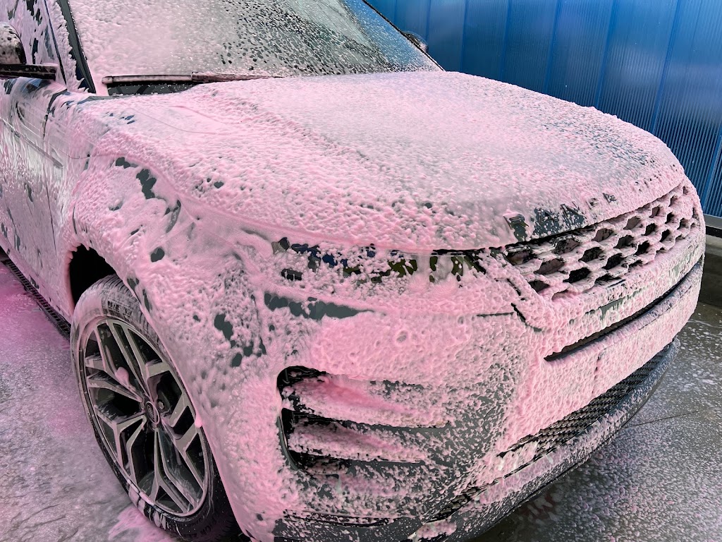 Lavadero de coches con espuma rosa - Ballenoil