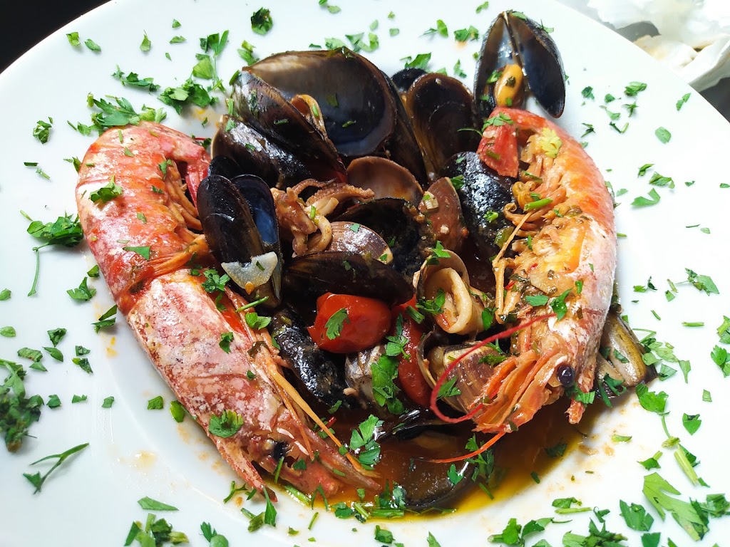 Oine Trattoria Italiana - cucina napoletana — Comida y bebida