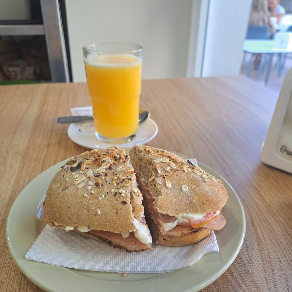 Cafeteria La Plaza — Comida y bebida