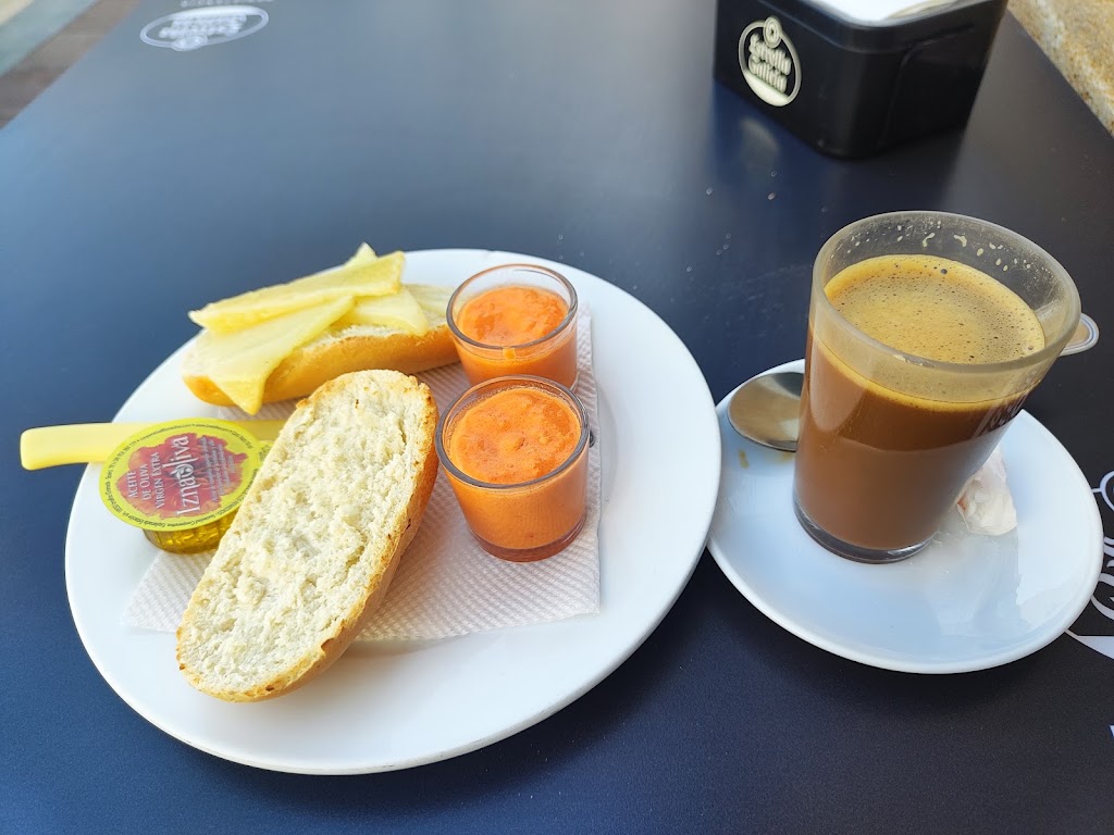 Cafeteria Las Bodegas — Comida y bebida