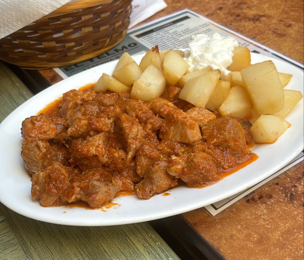 Taberna Bar El Yelmo — Comida y bebida