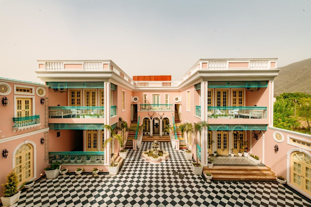 Hotel White Rabbit