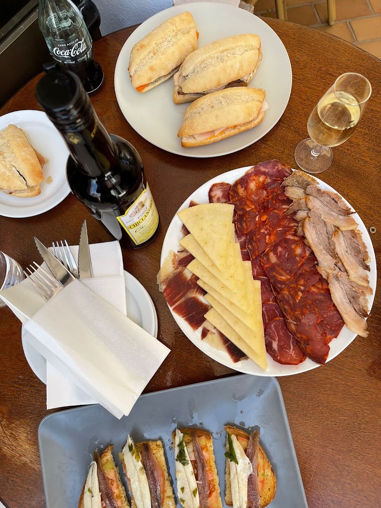 Bodega La Cooperativa — Comida y bebida