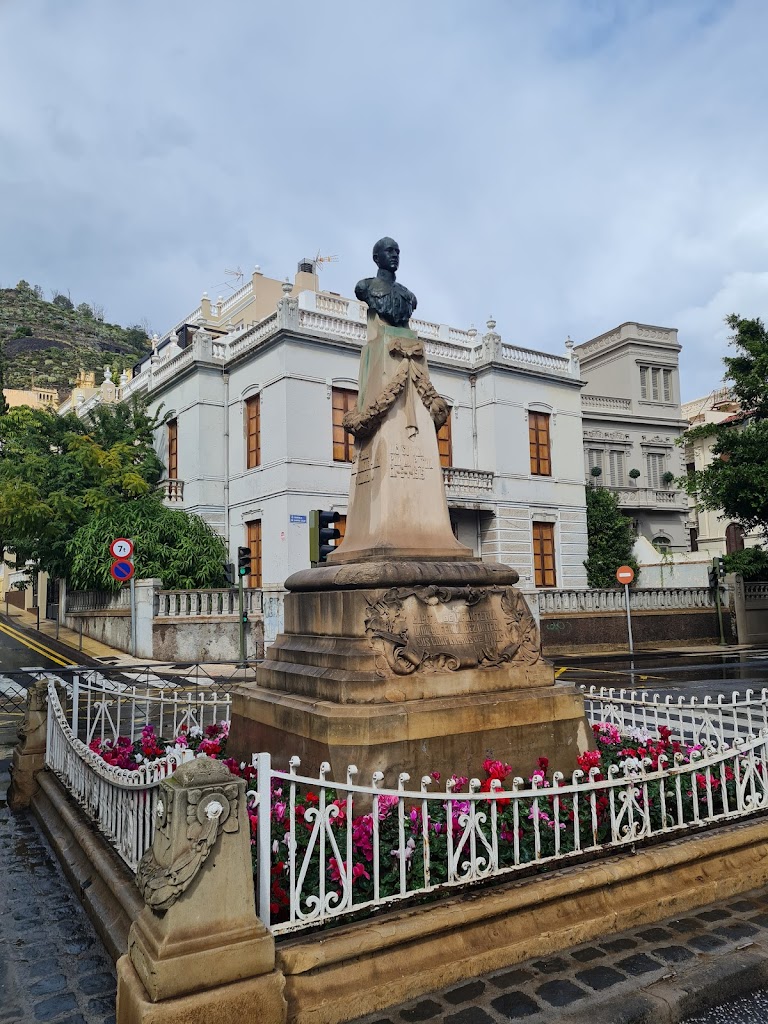Monumento (La Estatua) al Capitan Diego Fernandez Ortega