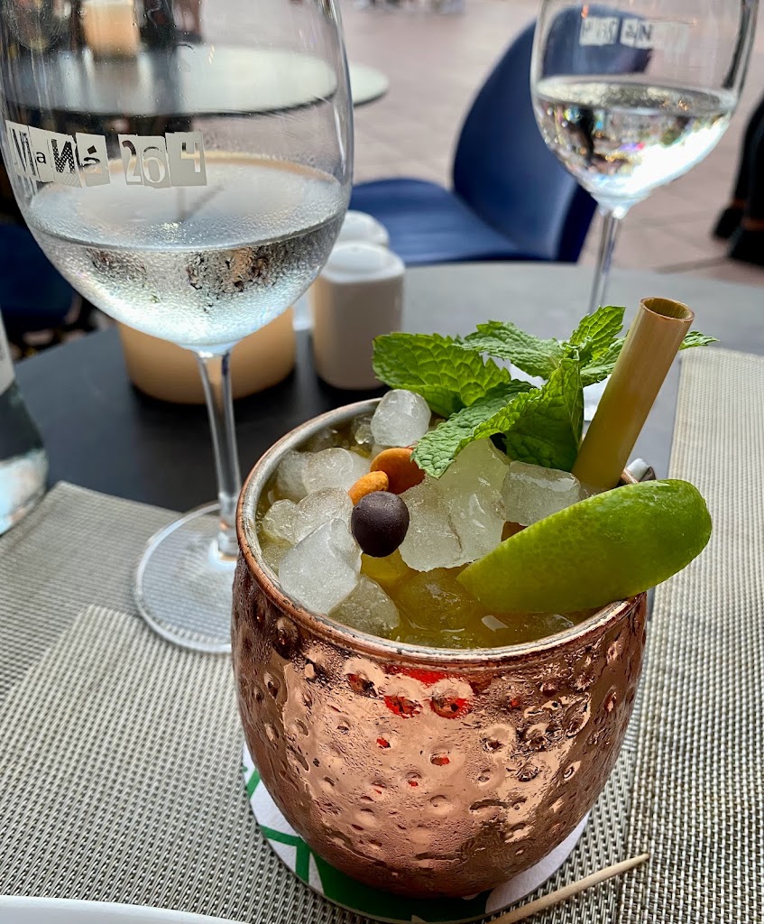 Mana 264 - Tapas & Drinks — Comida y bebida