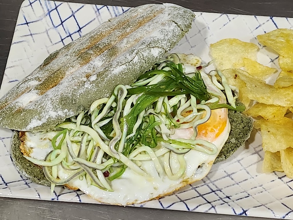 La Botica Cafe Bar — Comida y bebida