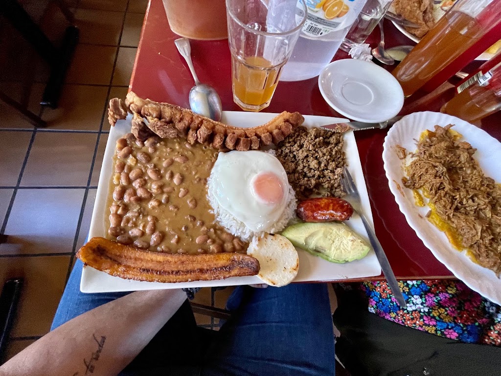 Restaurante Yeni Manjares — Bandeja paisa