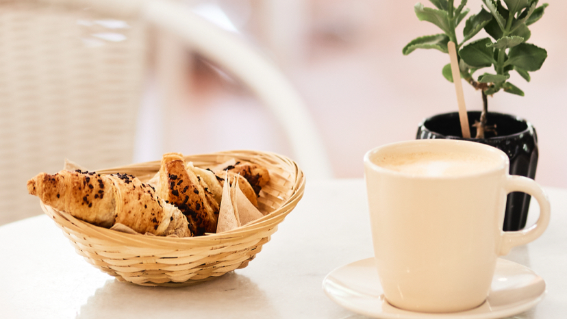 Cafeteria OVO Bakery and Coffee — Comida y bebida