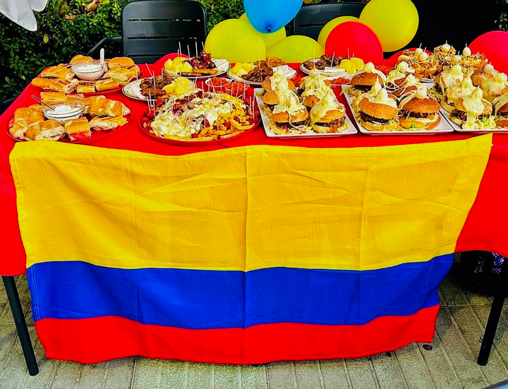 BAR DENIA - COMIDA COLOMBIANA — Comida y bebida