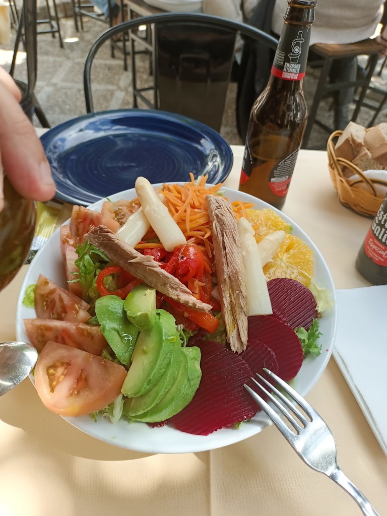 Restaurante 20 Paka — Comida y bebida