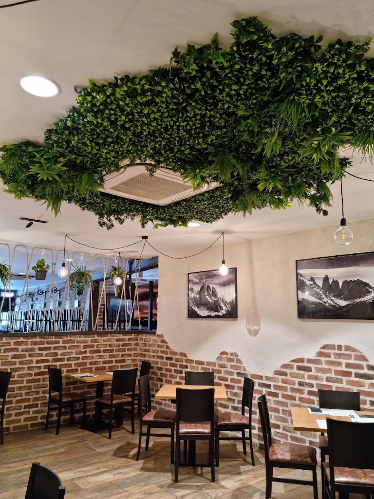 La Reunion Bar de Montana & Restaurante — Ambiente