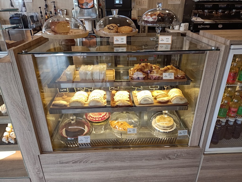 Moon The New Croissant — Ambiente