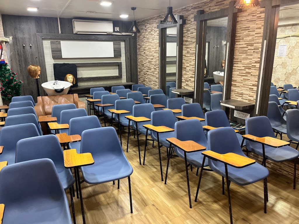 Head Turners Salons Khardaha